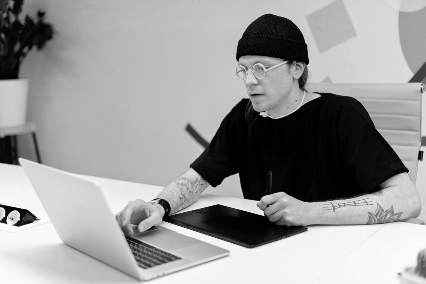 Sessione di coding con esempi di responsive design su diversi dispositivi