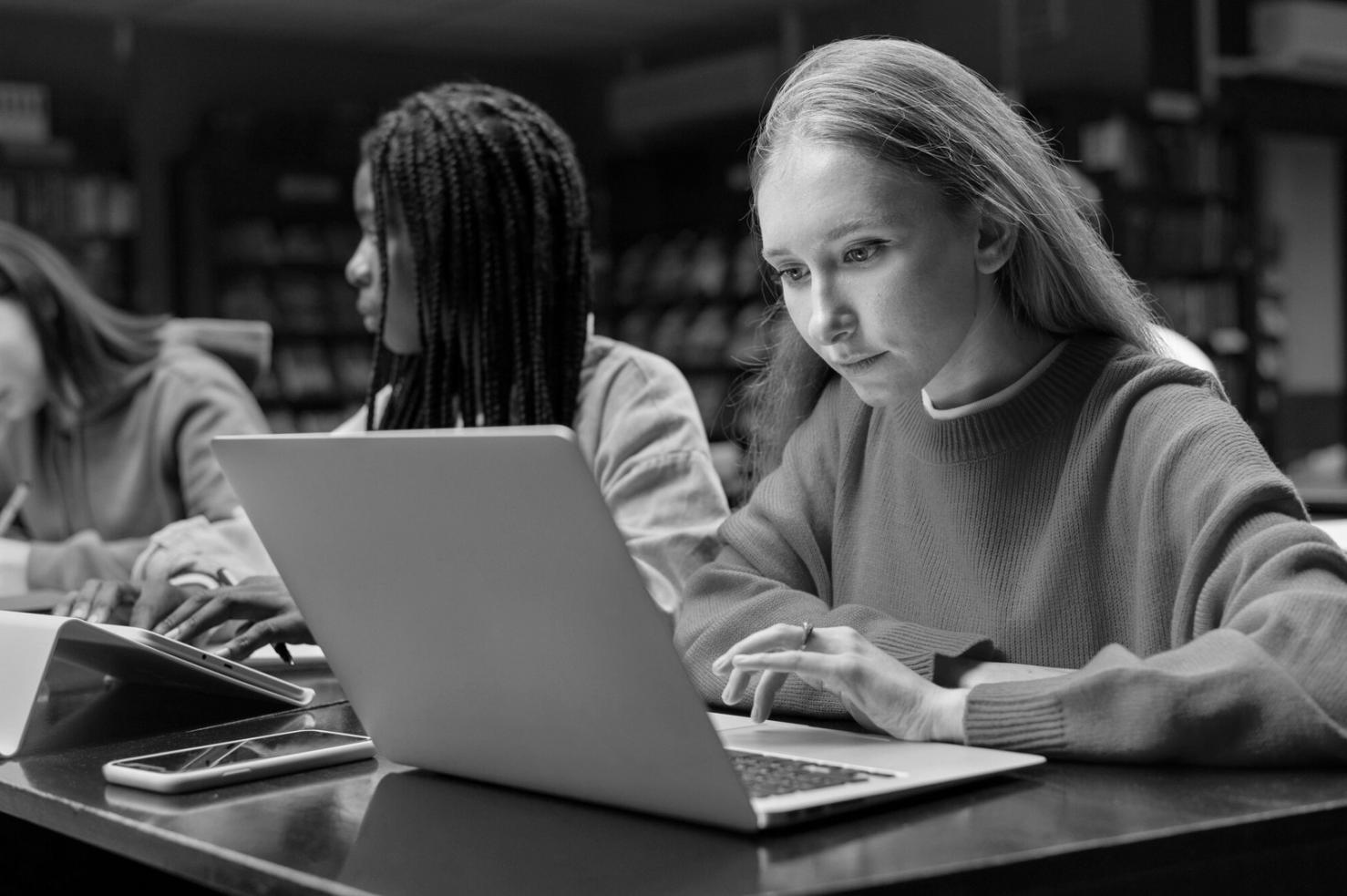 Ambiente di formazione moderno con workstation per web design
