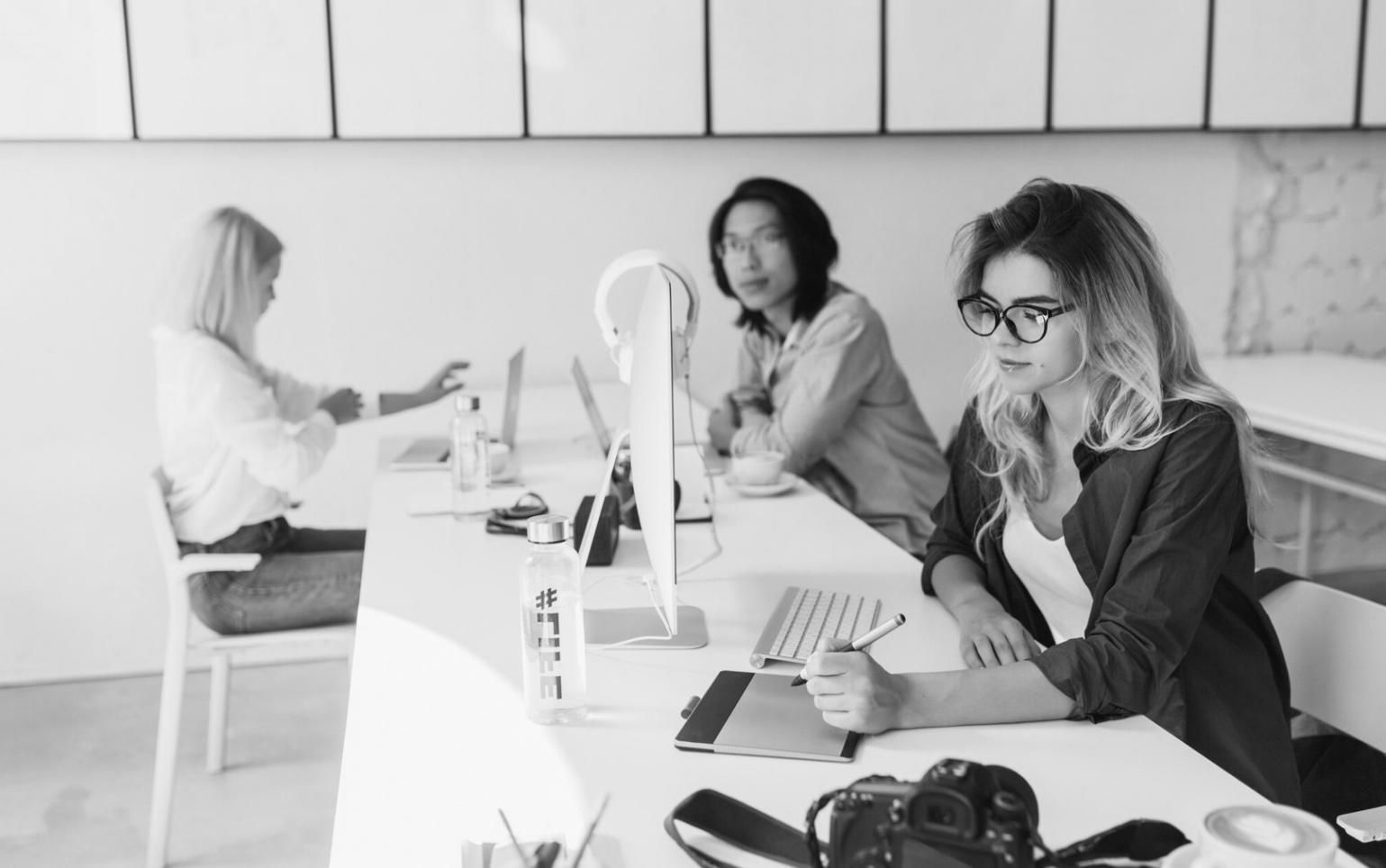 Studenti che lavorano su progetti di web design responsivo